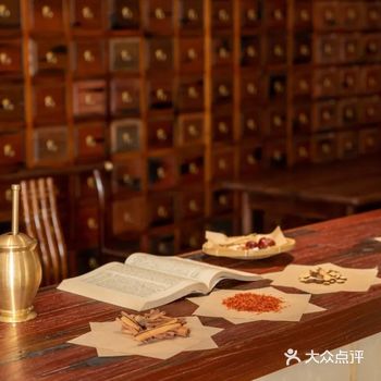 1、怕冷，手脚冰凉； 2、容易感冒且感冒恢复期长；