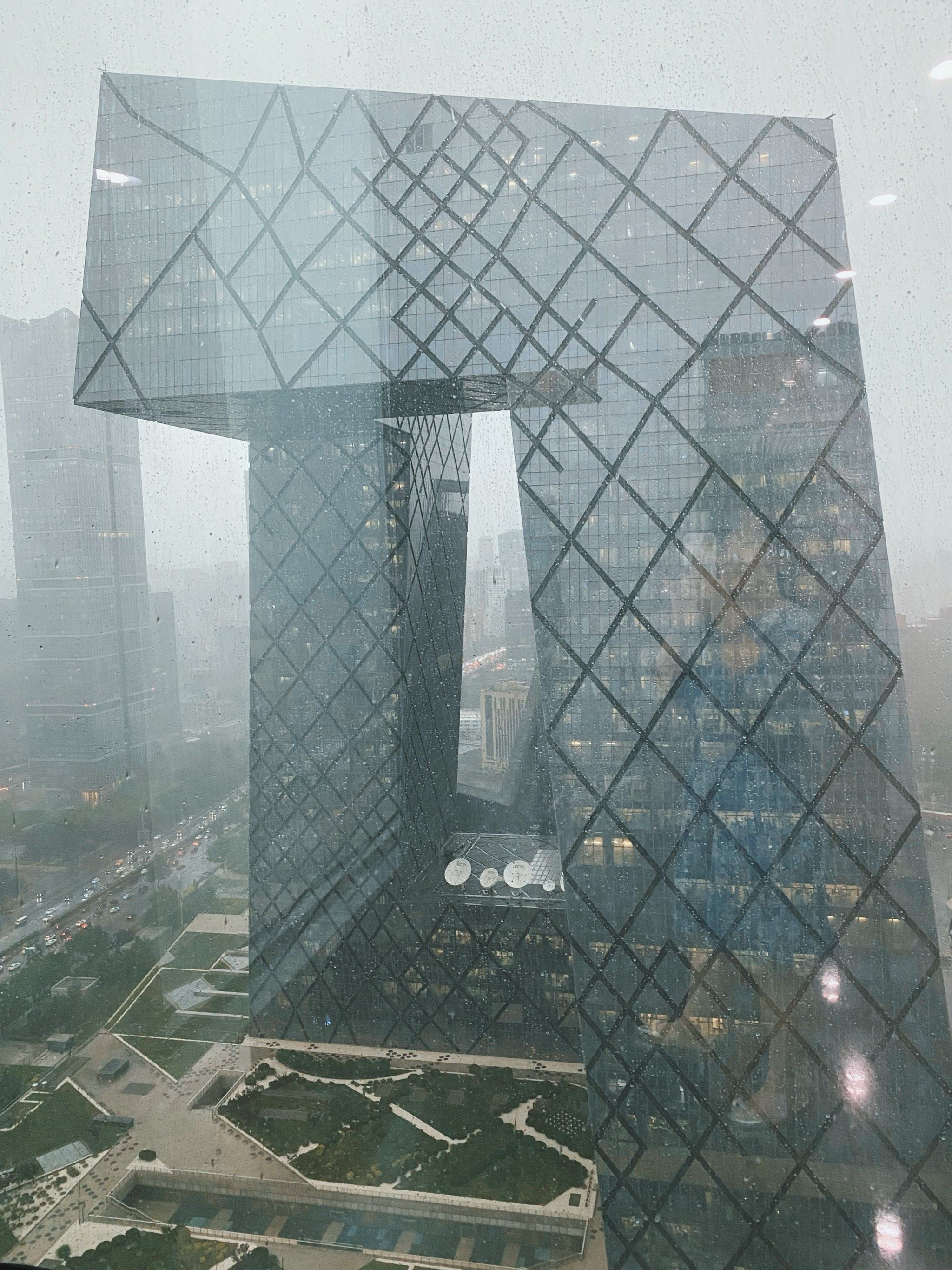 6月的天孩子的脸,说变就变,前一秒还艳阳高照,下一秒就阴云密布,狂风