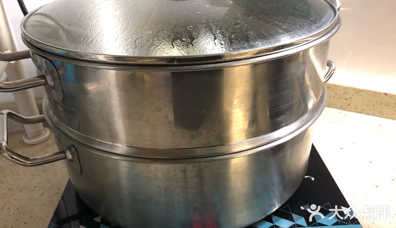 咸蛋黄豆腐，口感虽没蟹黄豆腐鲜美，但也形似。