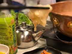 浓厚原只鸡煲花胶汤-鲜入围煮花胶鸡海鲜火锅