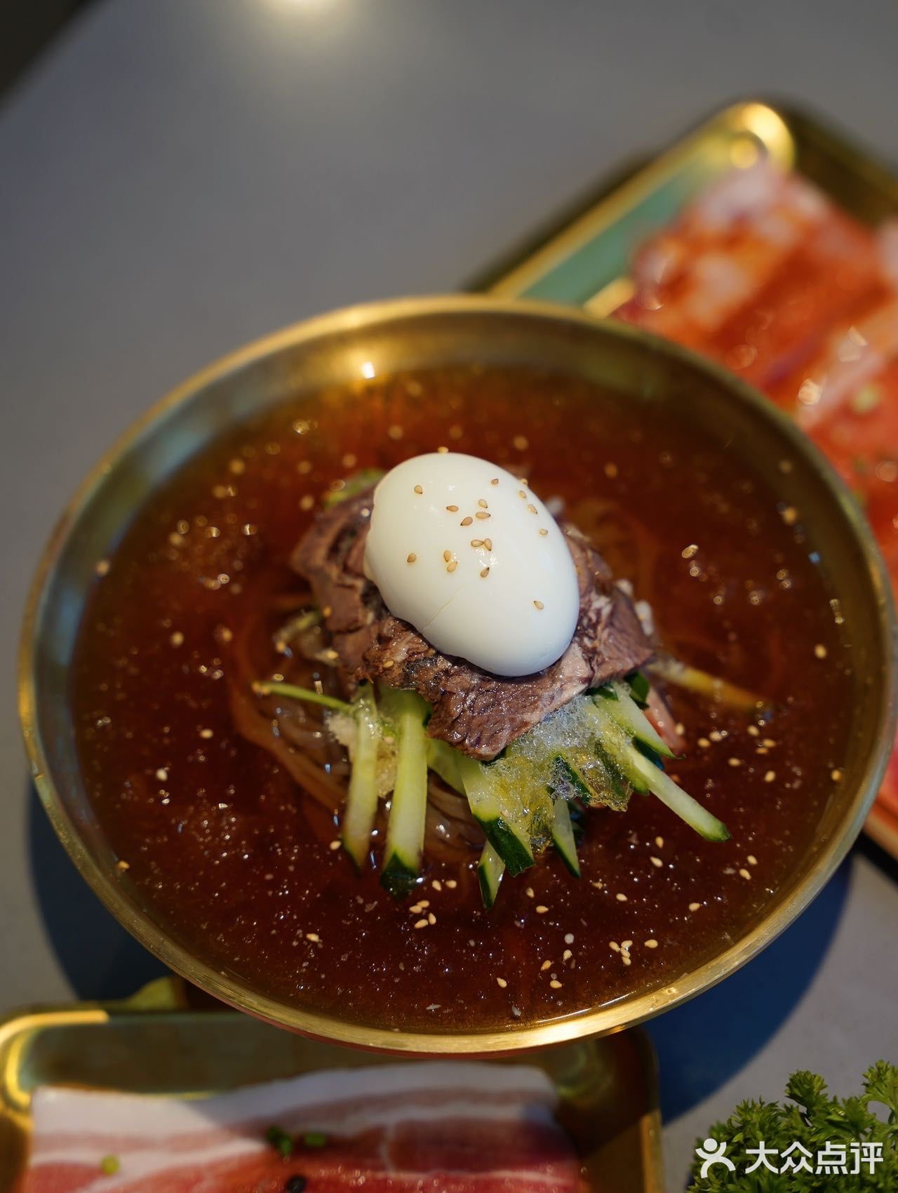 南京东路上的炭火泥炉烤肉