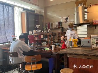 终于给我蹲到啦！ 就在大药房对面的二楼，咖啡门诊实在