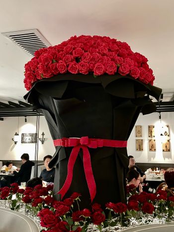 这是一家巨浪漫的西餐厅 