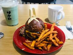 招牌牛肉汉堡-HELLO 27 意面·沙拉·帕尼尼