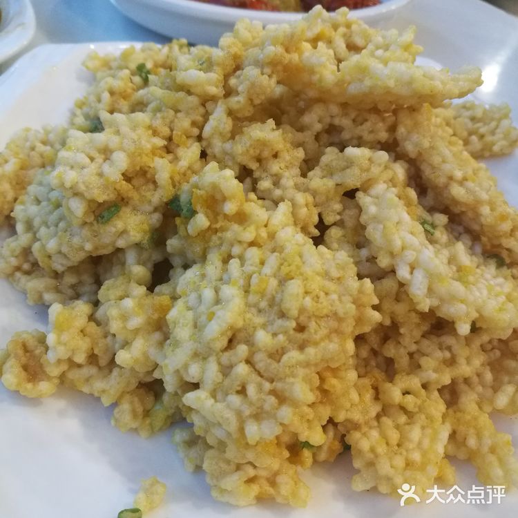 把虾壳剥掉然后把虾尾肉沾汁