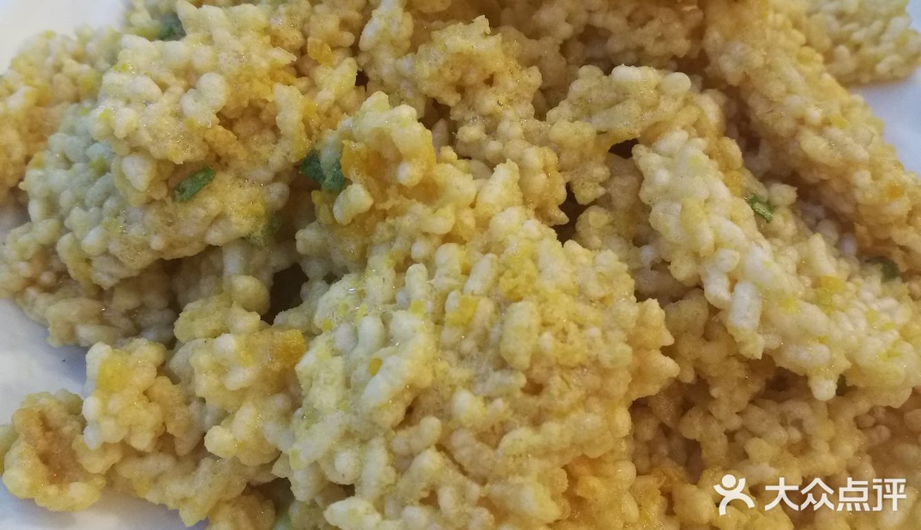 把虾壳剥掉然后把虾尾肉沾汁