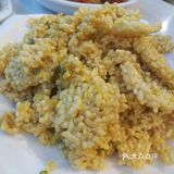 把虾壳剥掉然后把虾尾肉沾汁
