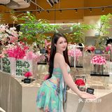 在鲜花围绕的花园餐厅用餐是多么的惬意与享受呀