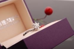 其实和蛋糕也差不多，很显大的戒托-威德钻石-克拉钻大本营(南京东路店)