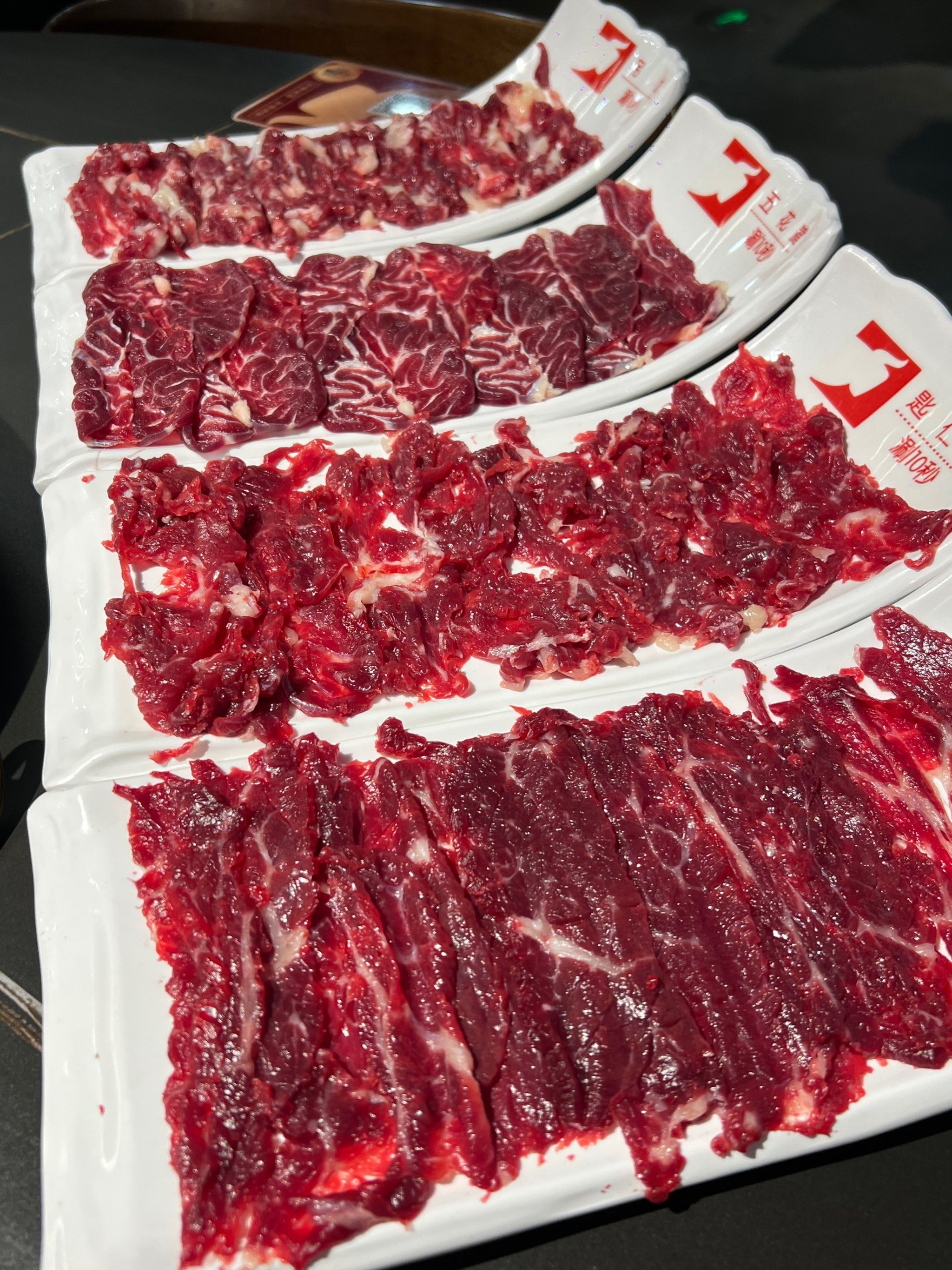 现切现摆盘!
牛肉粘盘不掉品质hin不错!
我点了四个不同部位的!