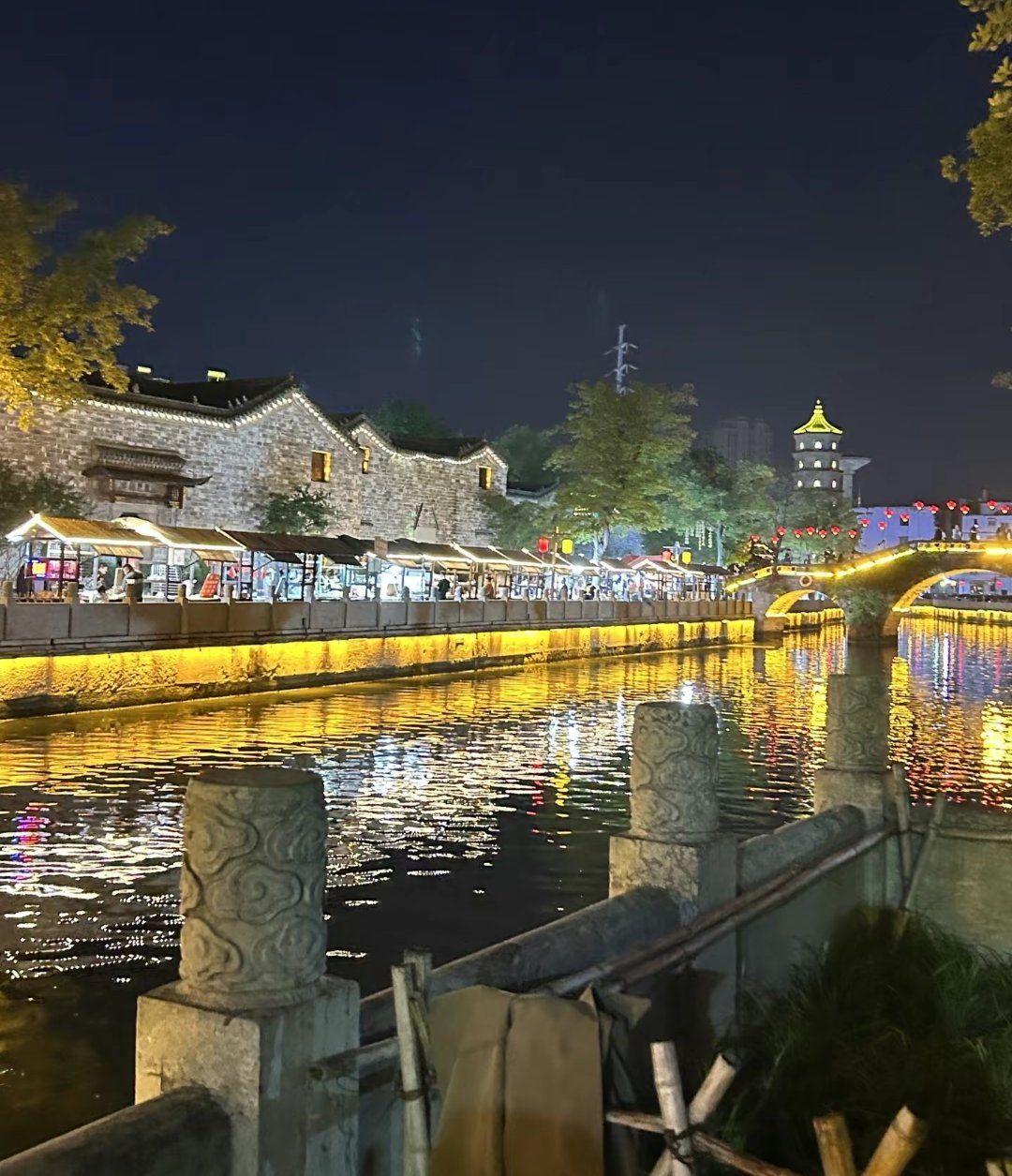 颍上管仲老街夜景很美丽,灯光也很好看,节假日去看很热闹,里面96