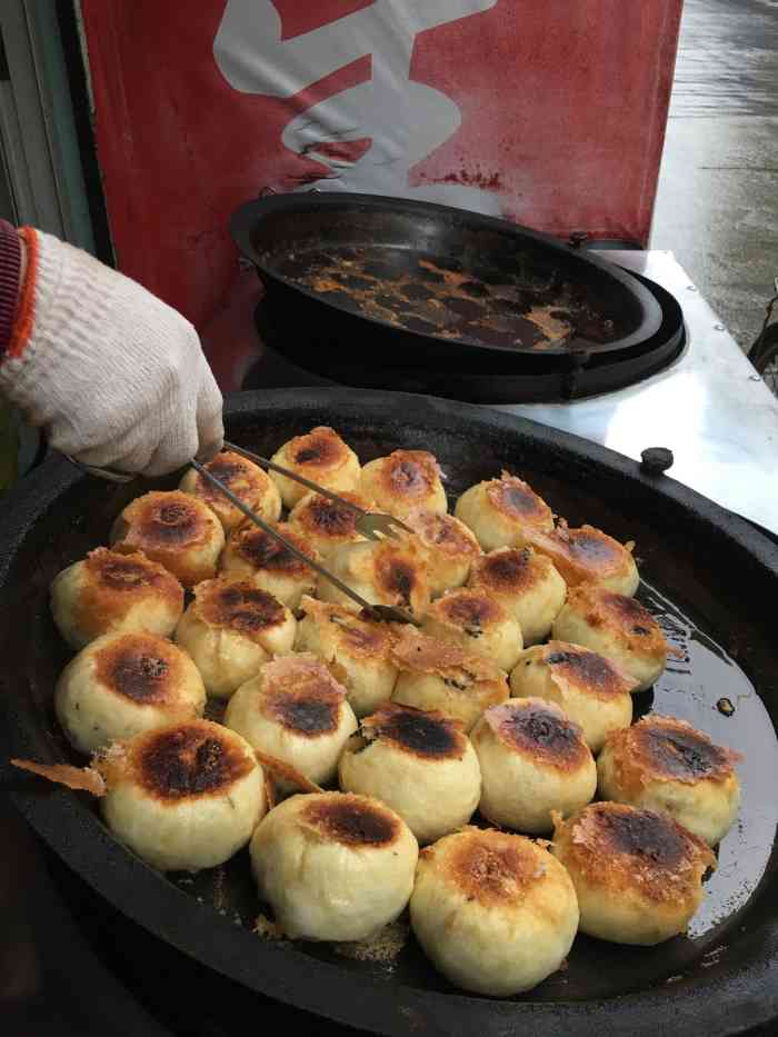 三峡大学西苑小吃街里面,价格便宜,味道也不错.