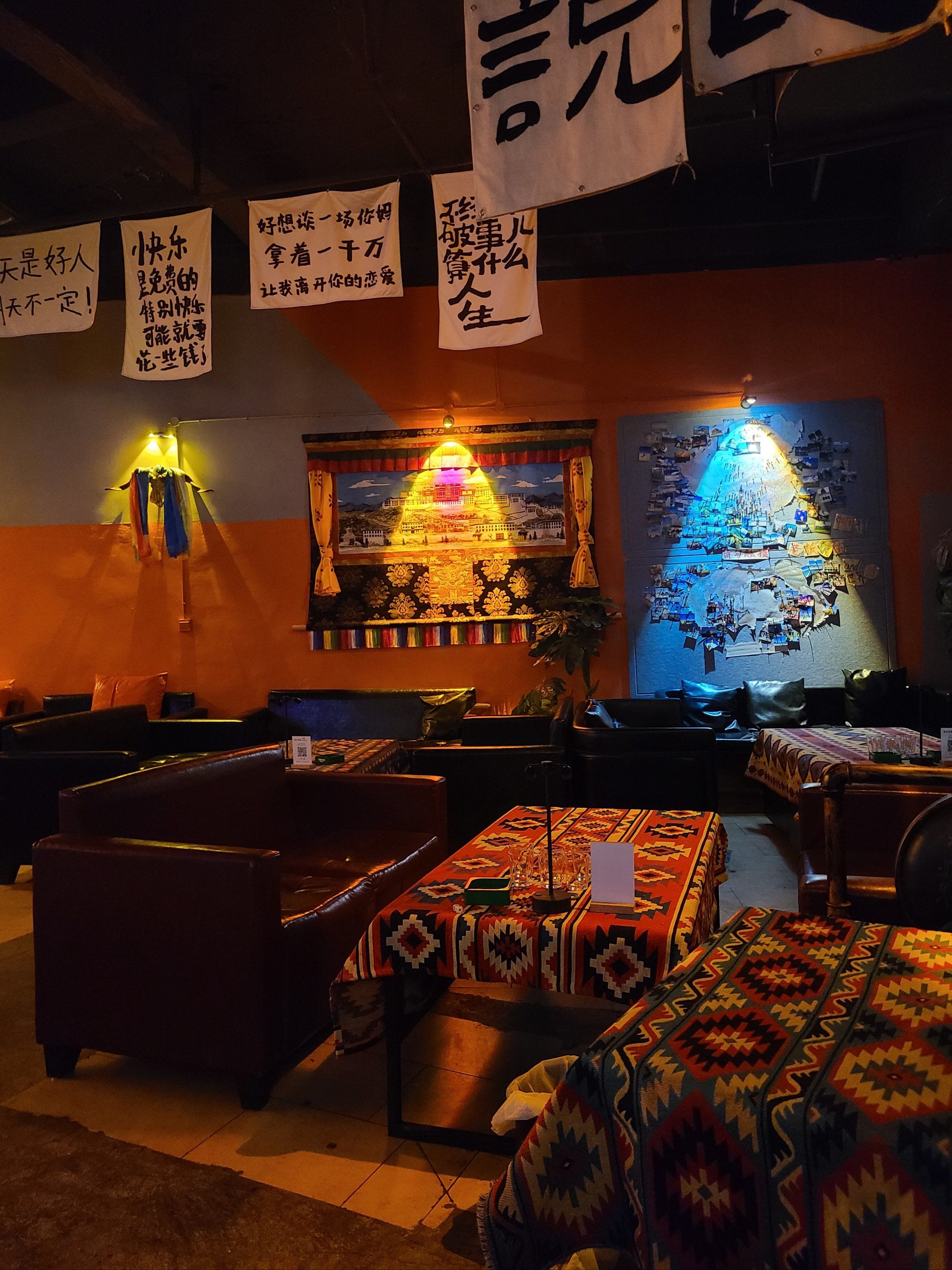 藏式经幡风民谣小酒吧,啤酒才3.9r一瓶