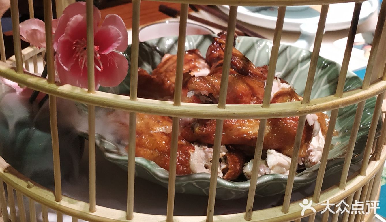 这次趁工作日休息，带家里人来尝尝。菜色和摆盘都很不错