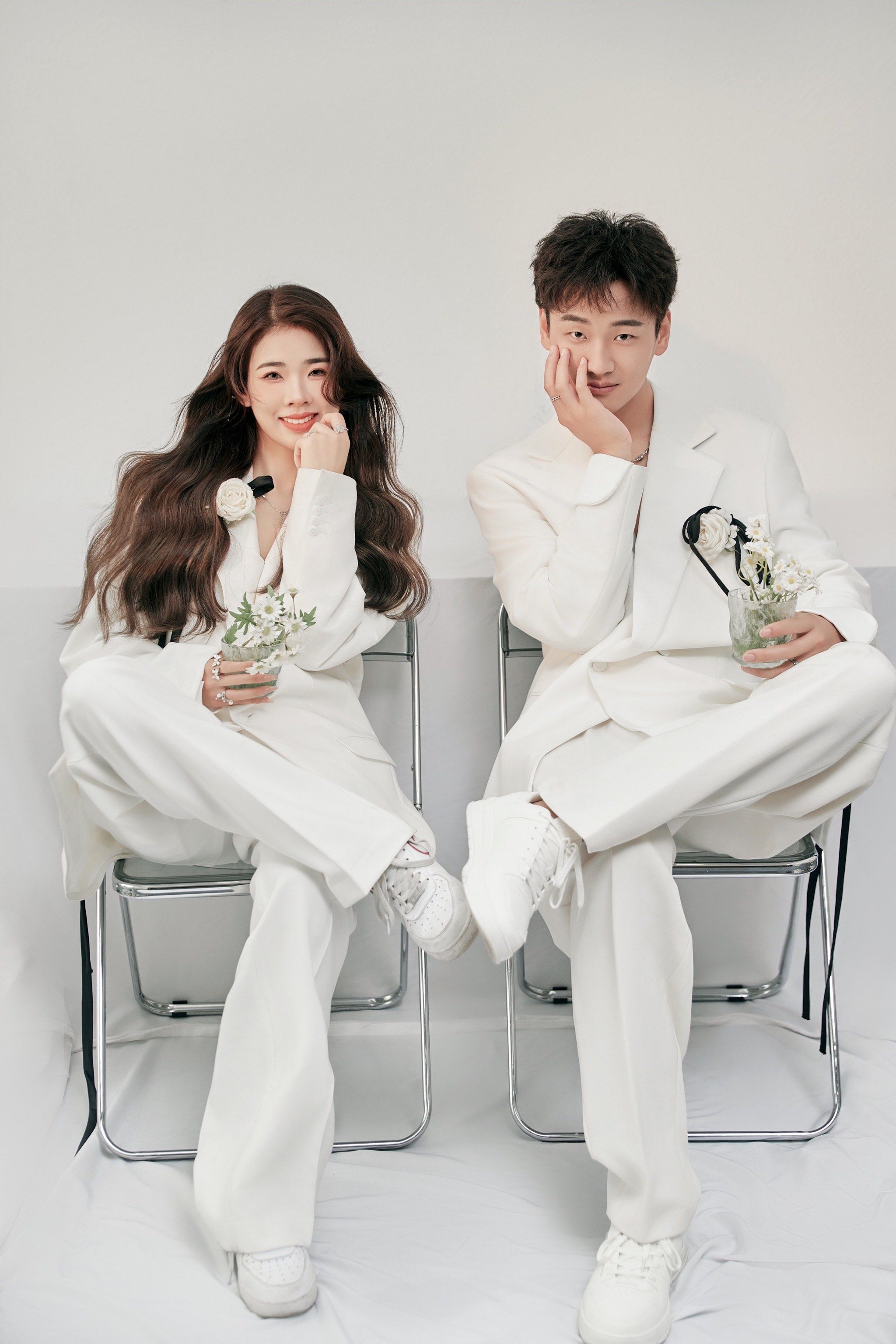 简约随性的白色西装情侣写真