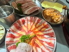 -围炉肉舍•炭烤活鳗•丹东海鲜烤肉(步行街店)