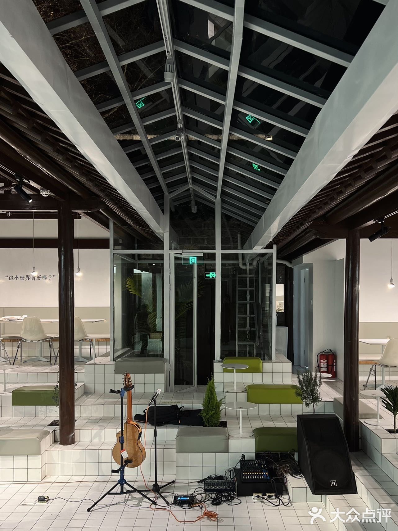 超火的live show民谣现场，居然还能吃川菜