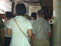 排队的人群-潘国仙耳光馄饨(黄家阙路店)