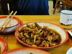 红烧牛蛙-老三样·美食研究中心(世贸路店)