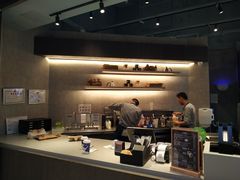 -瑞幸咖啡(岳家嘴地铁站店)