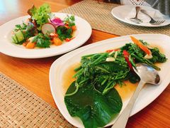 -Chom Cafe and Restaurant