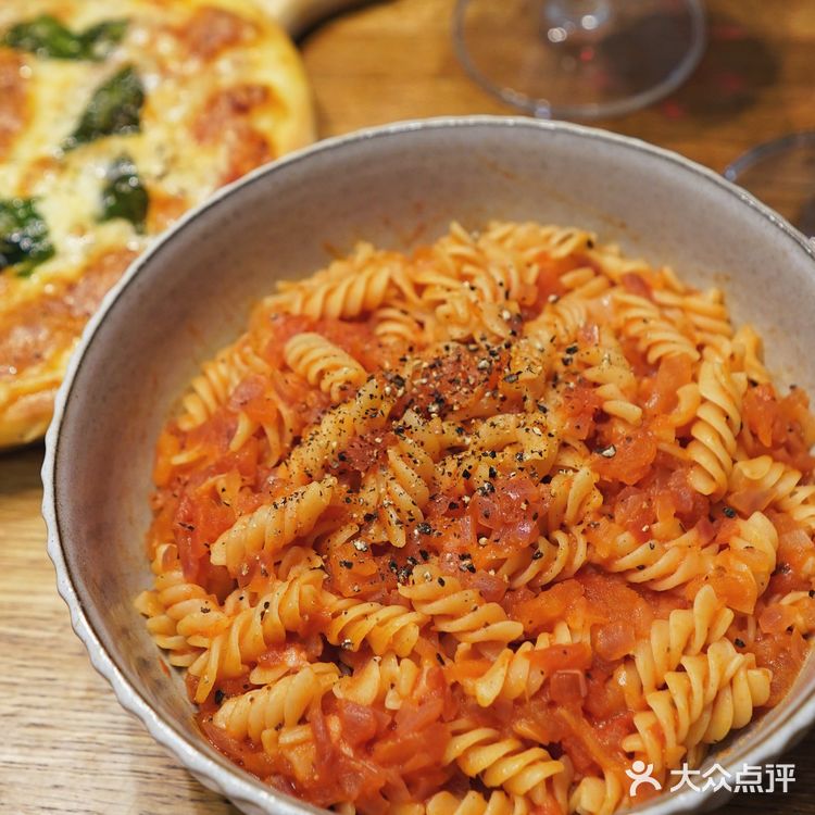 意式番茄酱： 番茄划十字开水里煮一下去皮，切碎备用