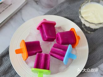 【食材】:火龙果 2个,酸奶 400ml,糖浆或者蜂