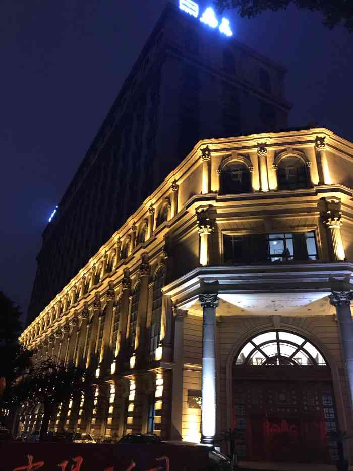 嘉荷中心-"嘉禾酒店就在朝阳路上,位置好,停车也方便.