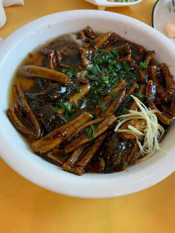 大富贵酒楼(临沂店)-"吃饭时的生意总是超好的,门口的熟食窗口前.