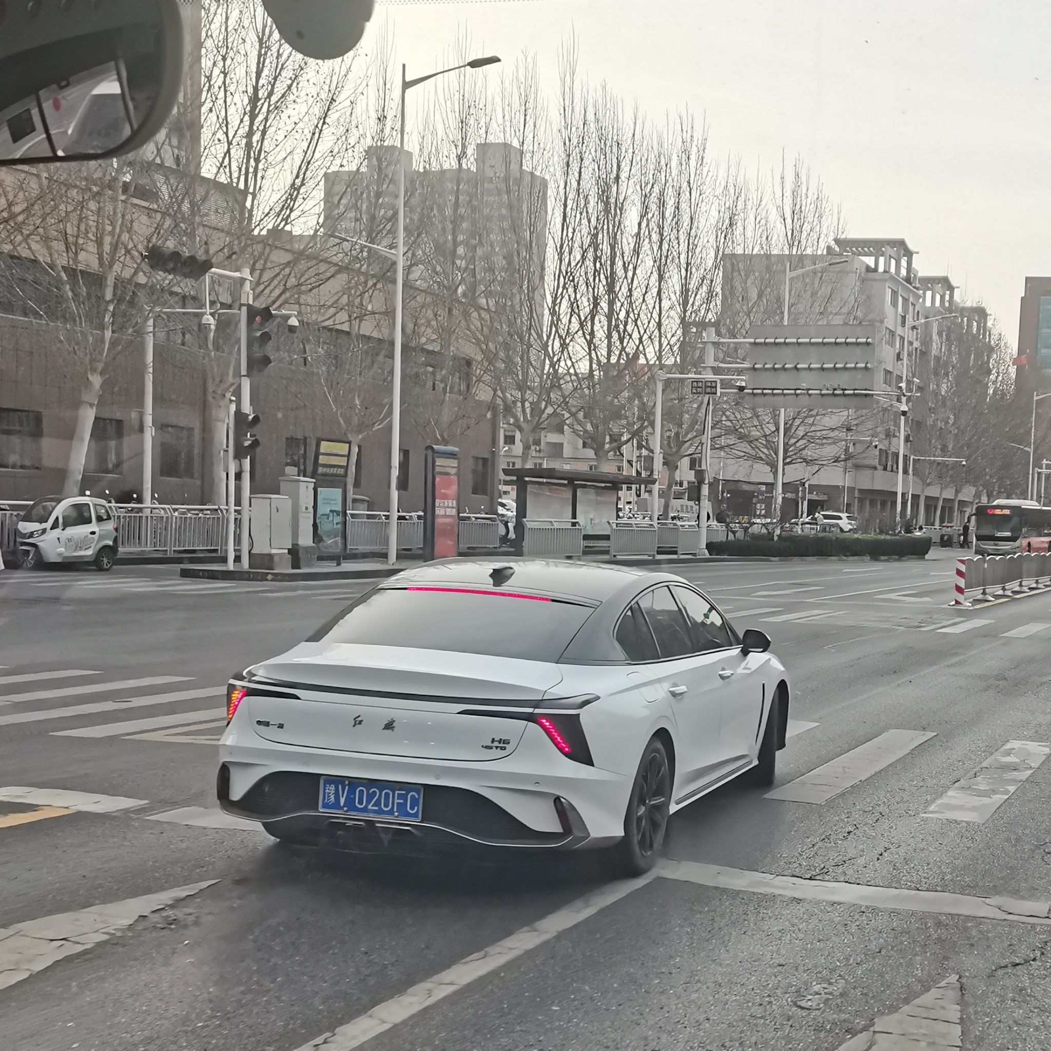 白色的红旗轿车