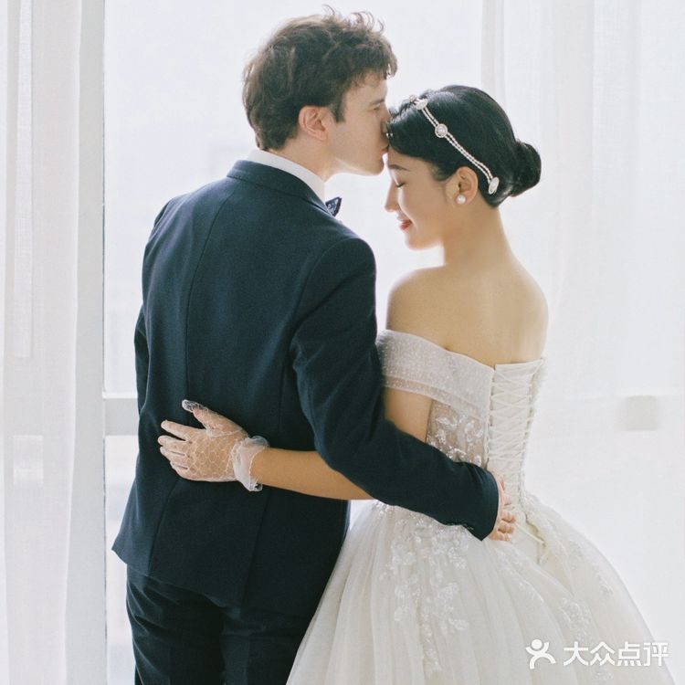 摄影师为了拍完这对客人，已经用光了她所有会的英语