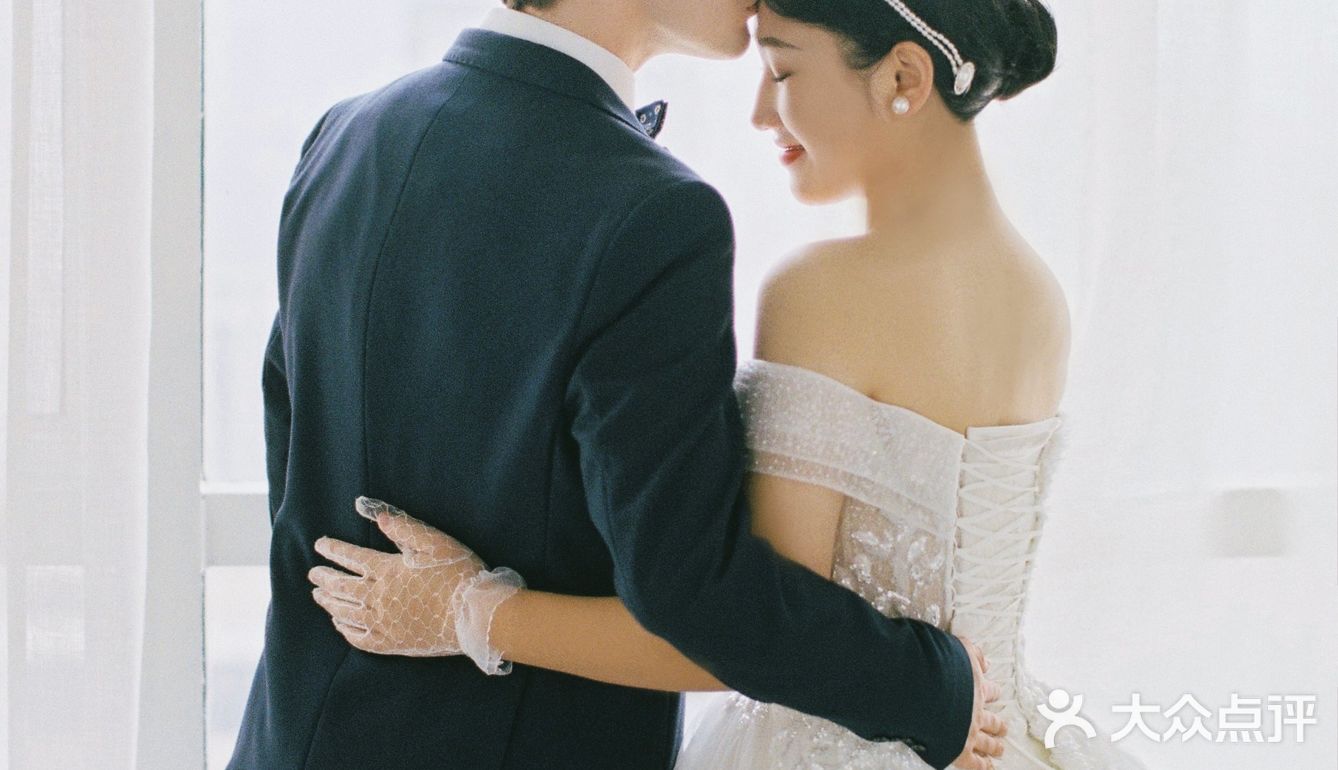 摄影师为了拍完这对客人，已经用光了她所有会的英语