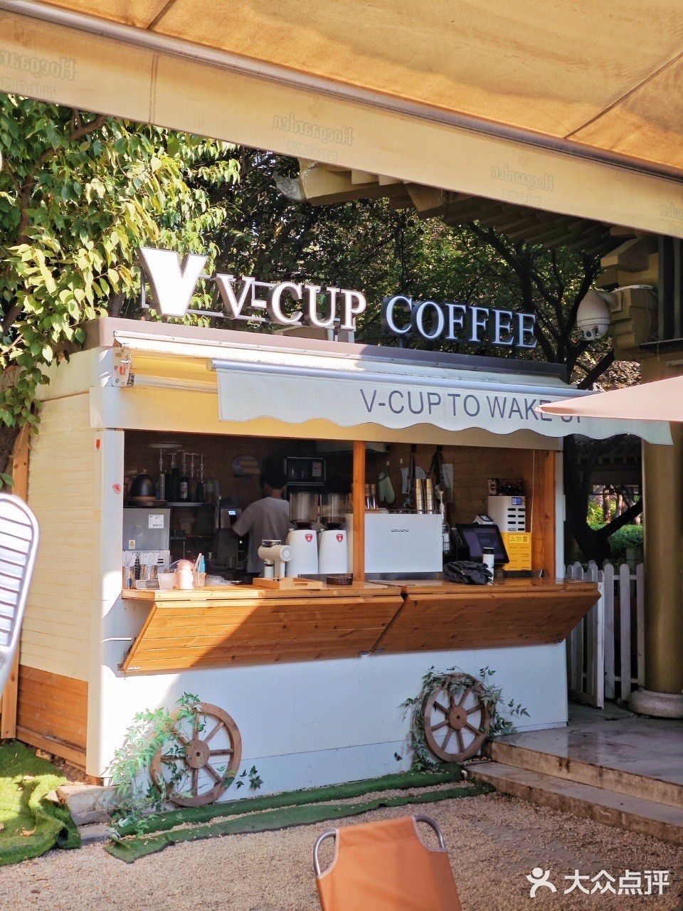 🍰问爆了！就在护城河边儿的咖啡店！✨