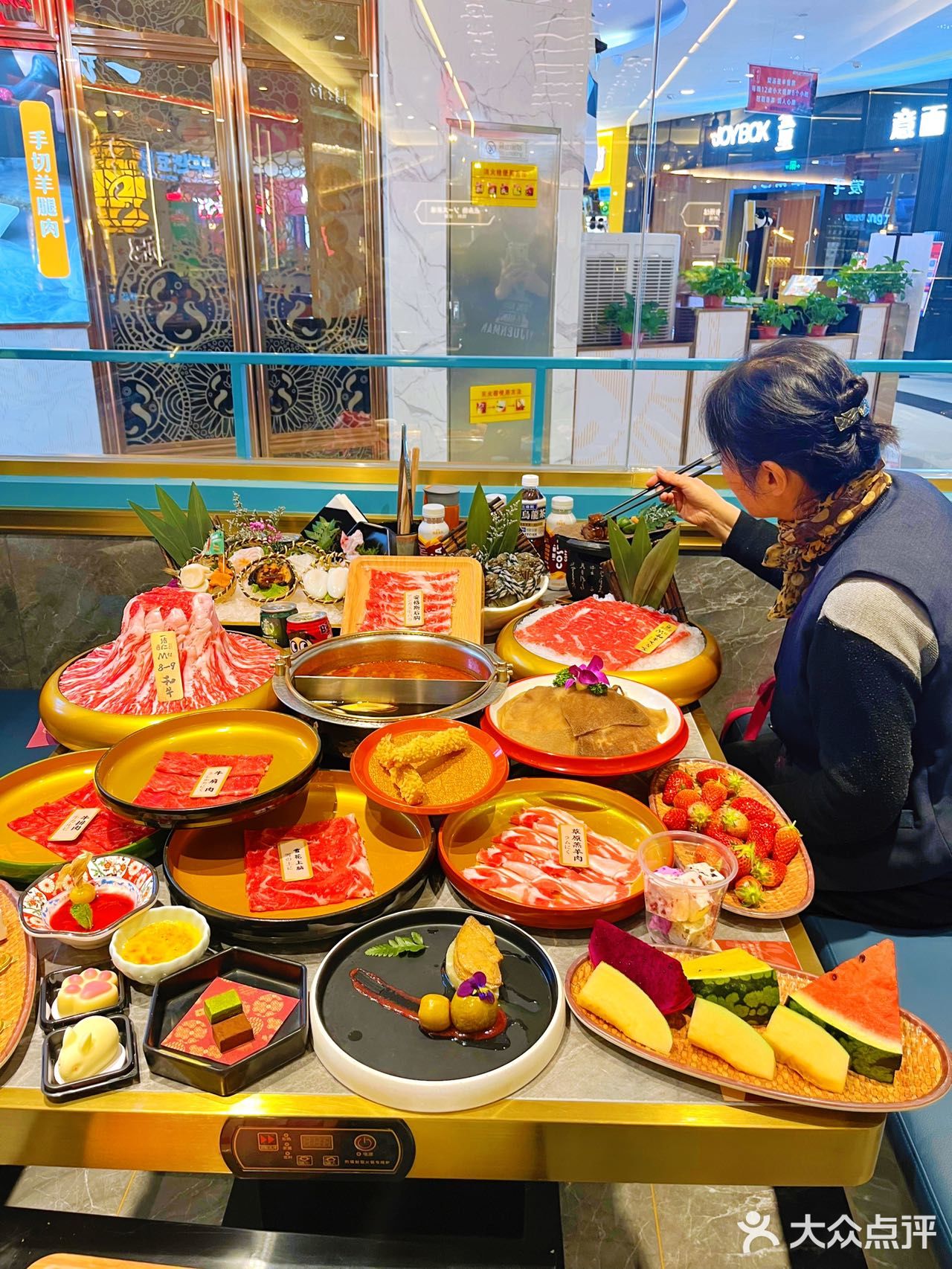 三八带妈妈来吃一绪啦！M9和牛草莓炒酸奶不限量