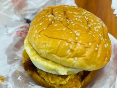 咸蛋黄鸡腿蛋月堡-麦当劳(南京路2店)