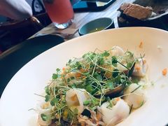 温海鲜色拉配牛油果-Carbon莫卡哆·意大利复古集市餐厅(杭州大厦店)