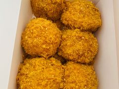 蟹黄酥松小贝-鲍师傅糕点(青年汇店)