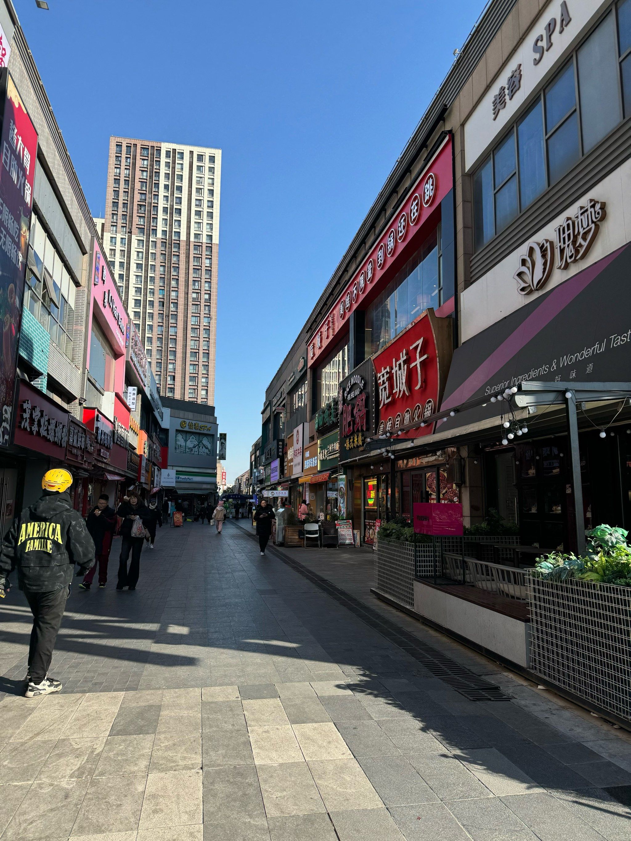 商业街的热闹时光