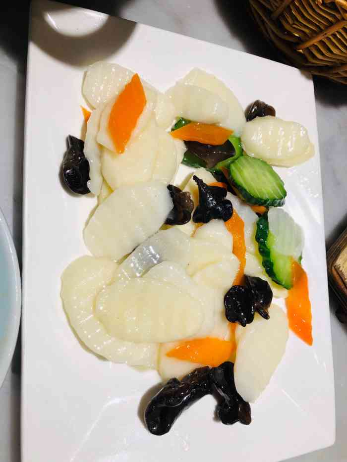 小菜园新徽菜(金鹰世界店)-"味道不错,点菜的服务员也很实在,没让点多