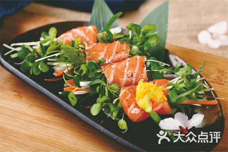 烟熏三文鱼蔬菜卷