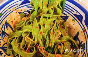 Spinach-Stripped Oil-Poured Noodles