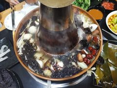 -果松木炭酸菜铜火锅·外婆参鸡汤