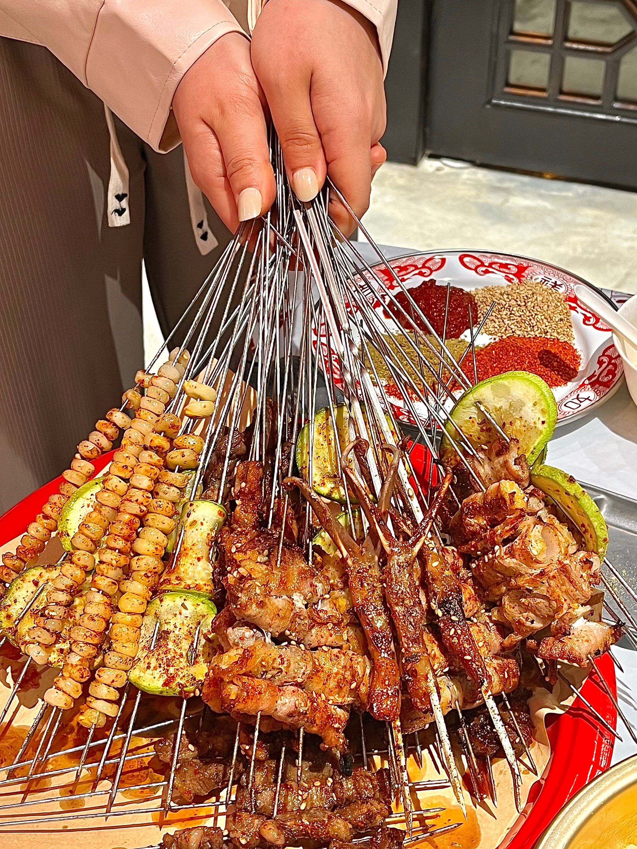 这东北小炉子烤串那真叫一个地地地道道道