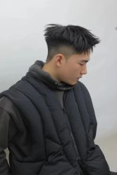 -一家只做男发烫染的店