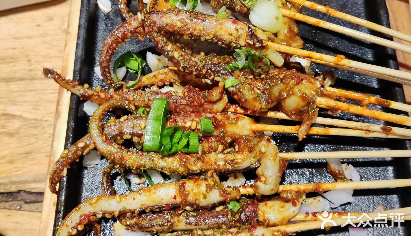 来到聚点撸串，买了两张大众点评券，加上会员生日礼送啤酒