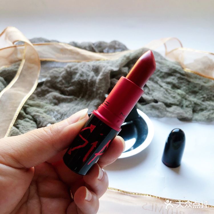 入秋第一支口红｜MAC VIVA GLAM