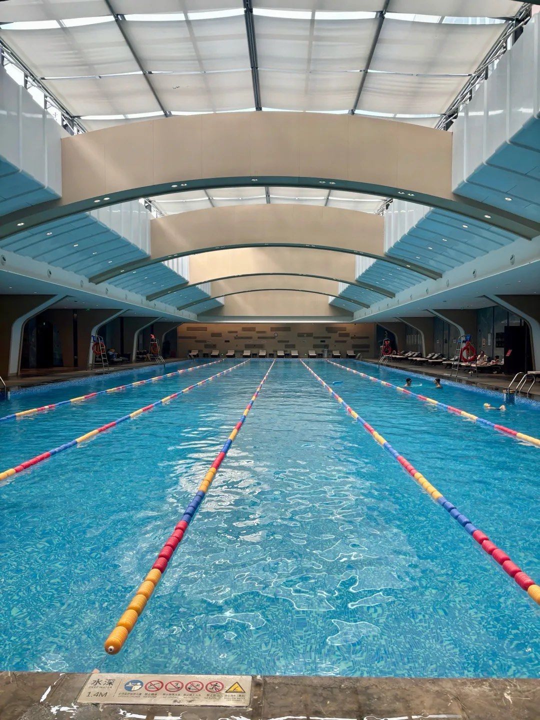 室内泳池享受