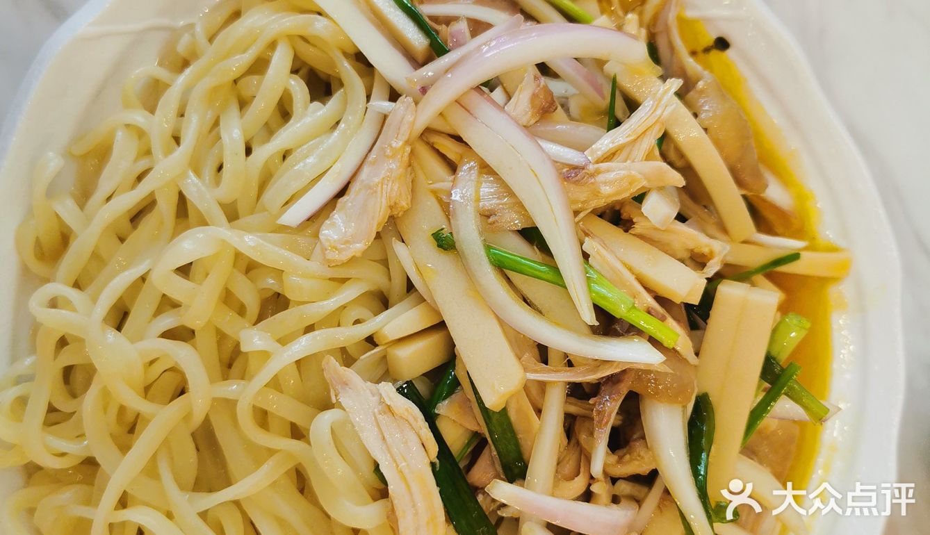 富有新疆民族特色。点了鸡肉炒米粉