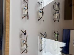 -无奔眼镜·蔡司·依视路授权店(朝阳大悦城店)