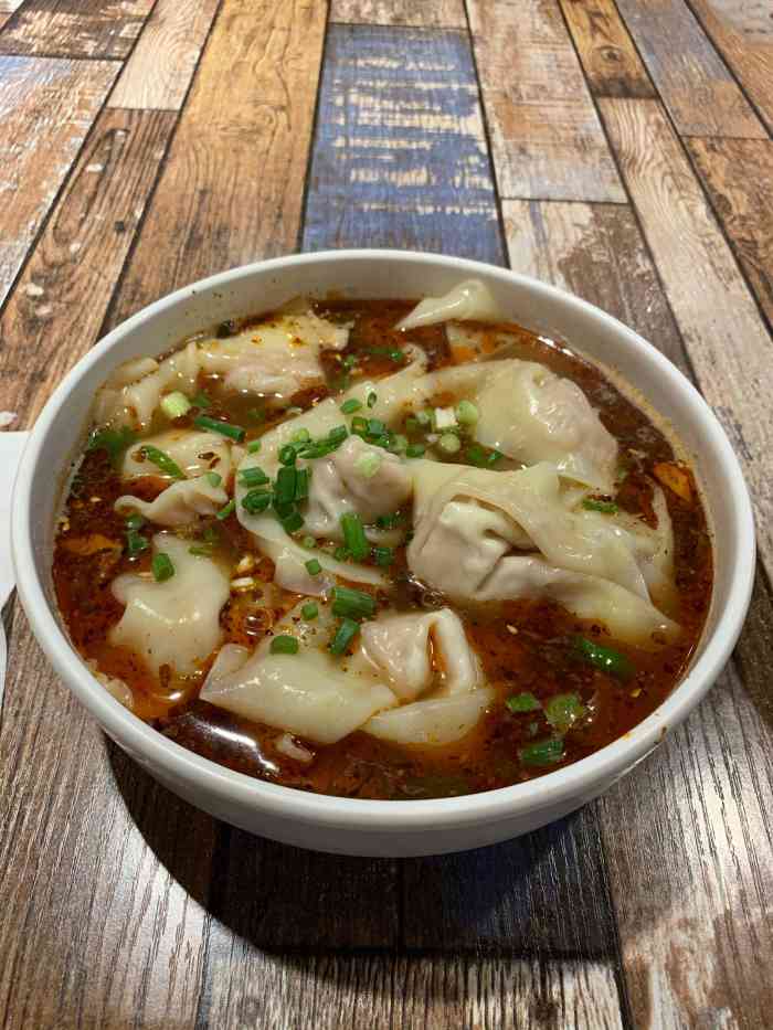 就来了 已经晚上八点了 店里没大有人了 有抄手 盖饭 河粉 面等 「海